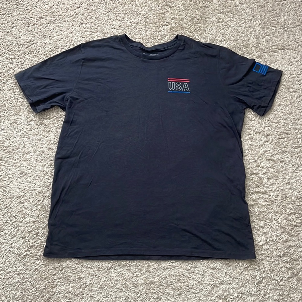 EUC Men’s Under Armour Loose USA Black/Blue/Red SS Running Shirt Size XXL